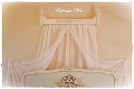 Una cama con baldaquino...