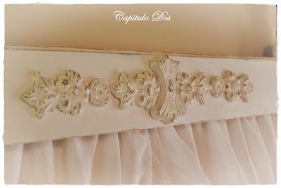 Una cama con baldaquino...