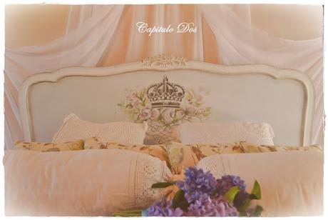 Una cama con baldaquino...