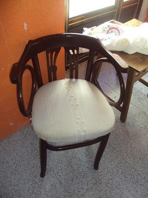 Exposición de muebles restaurados y no restaurados en Almadén