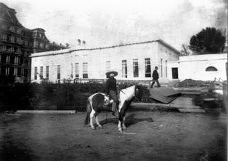 Quentin Roosevelt montando en su pony Algonquino, en los jardines de la Casa Blanca.