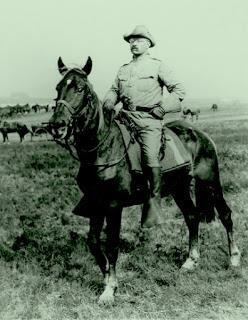 Theodor Roosevelt cabalgando en su rancho de Dakota del Norte.