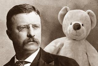 Busto de Theodore Roosevelt y un Teddy Bear a su lado.