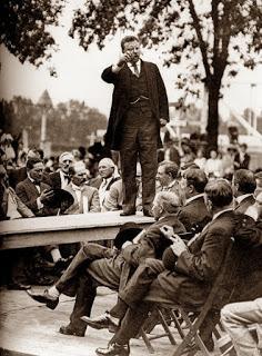 Theodore Roosevelt pronunciando un mitin ante una audiencia republicana.