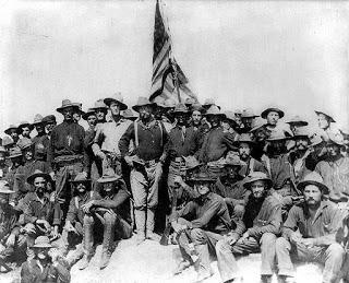 Theodore Roosevelt al mando de los Rough Riders, tras su victoria en la colina de San Juan.