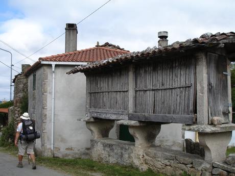 Hórreos y cementerios típicos en Galicia.