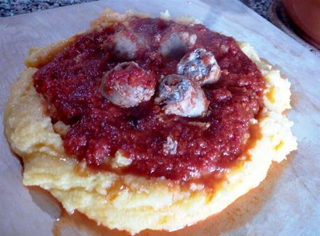 Polenta en salsa de tomate con salchichas - Polenta en salsa de tomate - Polenta con salsicce - Polenta, Sausages & Basil Tomato Sauce