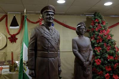 A la puta calle, el autorretrato de Cebrián y las fotos rotas o quemadas del rey.