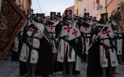 A la puta calle, el autorretrato de Cebrián y las fotos rotas o quemadas del rey.