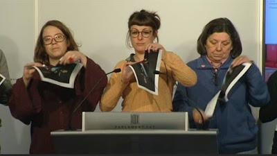 A la puta calle, el autorretrato de Cebrián y las fotos rotas o quemadas del rey.