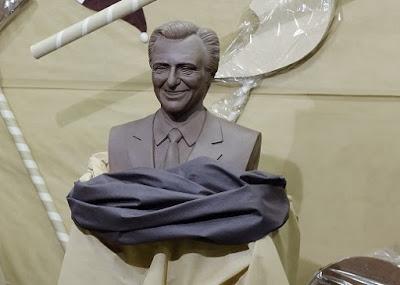 A la puta calle, el autorretrato de Cebrián y las fotos rotas o quemadas del rey.