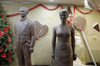 A la puta calle, el autorretrato de Cebrián y las fotos rotas o quemadas del rey.