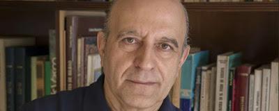 A la puta calle, el autorretrato de Cebrián y las fotos rotas o quemadas del rey.