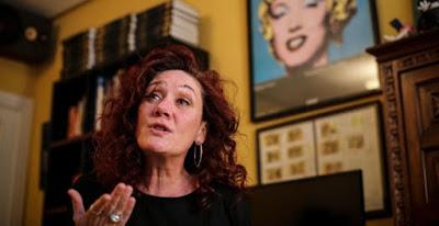 A la puta calle, el autorretrato de Cebrián y las fotos rotas o quemadas del rey.