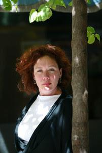 A la puta calle, el autorretrato de Cebrián y las fotos rotas o quemadas del rey.