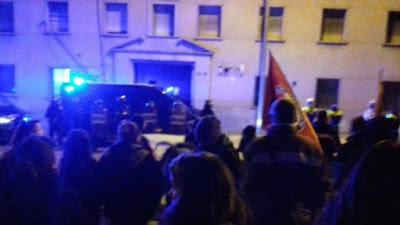 A la puta calle, el autorretrato de Cebrián y las fotos rotas o quemadas del rey.