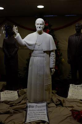 A la puta calle, el autorretrato de Cebrián y las fotos rotas o quemadas del rey.