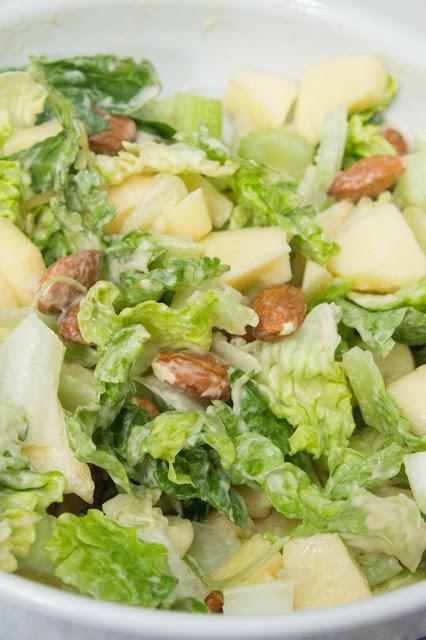 Ensalada Waldorf navideña de apio y manzana en Argentina