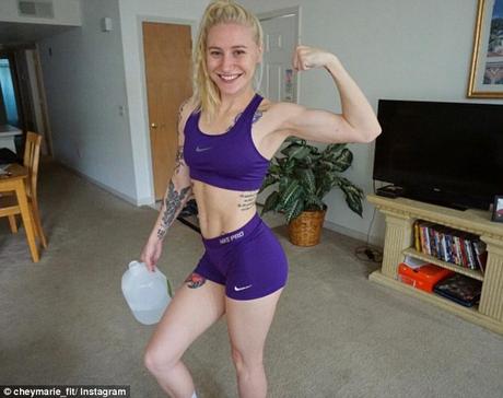 Una modelo fitness muestra la transformación de su cuerpo tras sufrir un cáncer