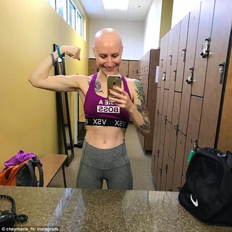 Una modelo fitness muestra la transformación de su cuerpo tras sufrir un cáncer