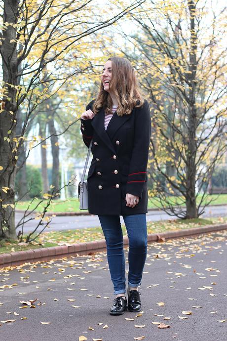 Un abrigo navy con mucha Alma Un abrigo navy con mucha Alma