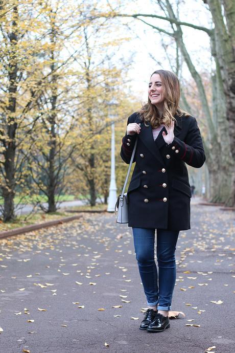 Un abrigo navy con mucha Alma Un abrigo navy con mucha Alma