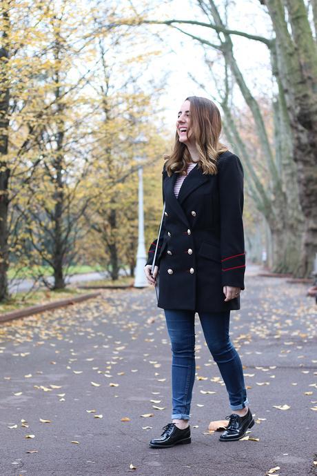 Un abrigo navy con mucha Alma Un abrigo navy con mucha Alma