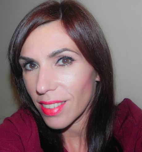 Manzana de caramelo: Maquillaje, uñas y propuesta de moda.