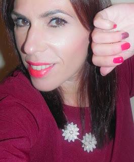 Manzana de caramelo: Maquillaje, uñas y propuesta de moda.