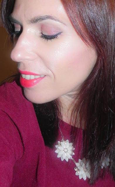 Manzana de caramelo: Maquillaje, uñas y propuesta de moda.