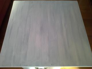 Tuneando mesas con pintura a la tiza.