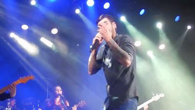 Melendi presenta 'Quítate las gafas' en La Riviera