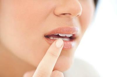 ¿Continuas fumando? 7 impactos de este mal hábito y soluciones para tu boca