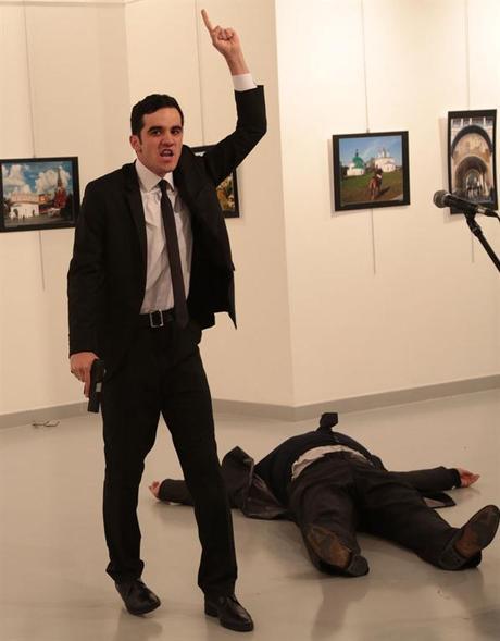 El embajador de Rusia en Turquía, Andrey Karlov, fue baleado durante una exposición de arte en Ankara. Foto: AP