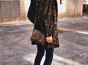 coat, vestido jeans sneakers