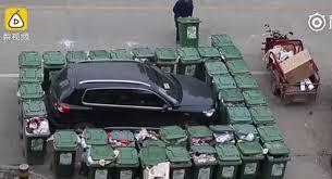 Miren lo que le hizo un barrendero a un conductor mal parqueado en China