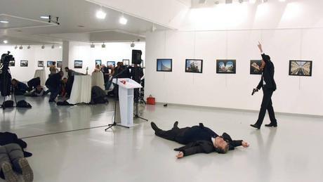 18 expertos rusos investigan asesinato de embajador de Moscú en Turquía