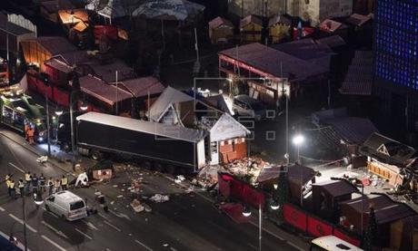 El autor del atentado terrorista en Berlín, Alemania, sigue en las calles