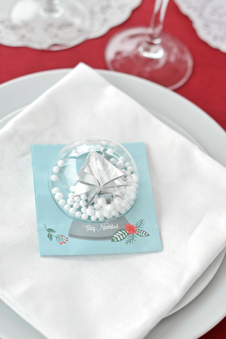 Una tarjeta navideña con una bola de nieve 3D/ A 3D Snow globe Christmas card