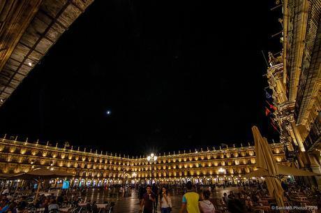 Y la luna apareció en la Plaza Mayor