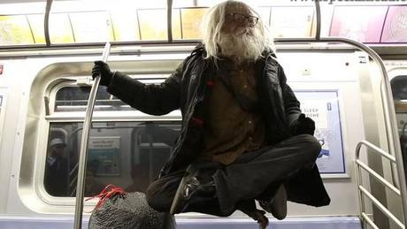Mendigo que “levita” dejó a todos con la boca abierta en el metro de Nueva York Mendigo que “levita” dejó a todos con la boca abierta en el metro de Nueva York