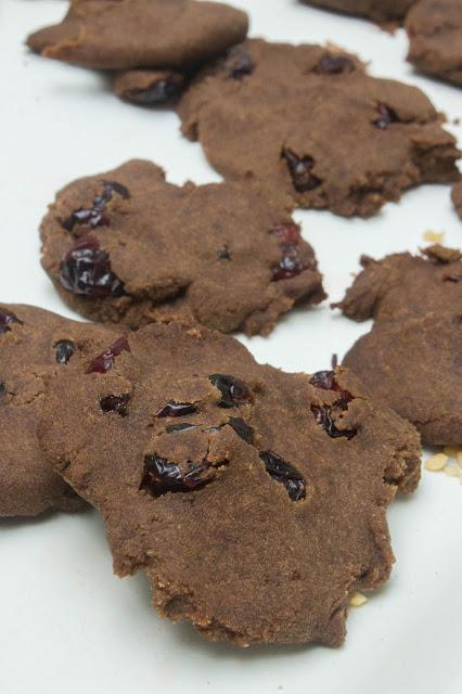 Galletas de algarroba y arándanos sin gluten, lactosa ni huevo