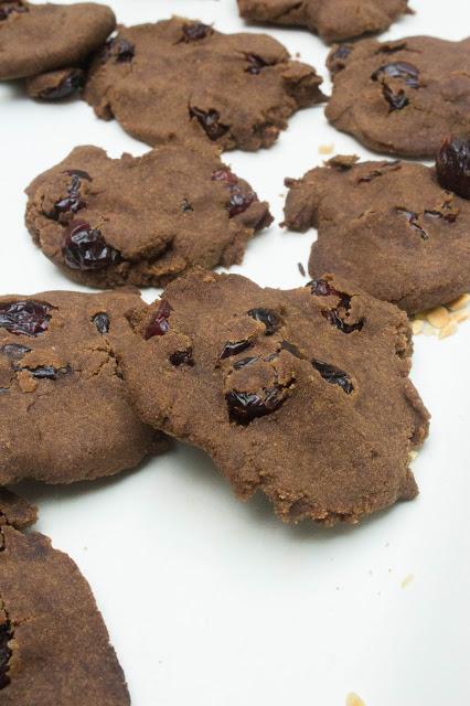 Galletas de algarroba y arándanos sin gluten, lactosa ni huevo