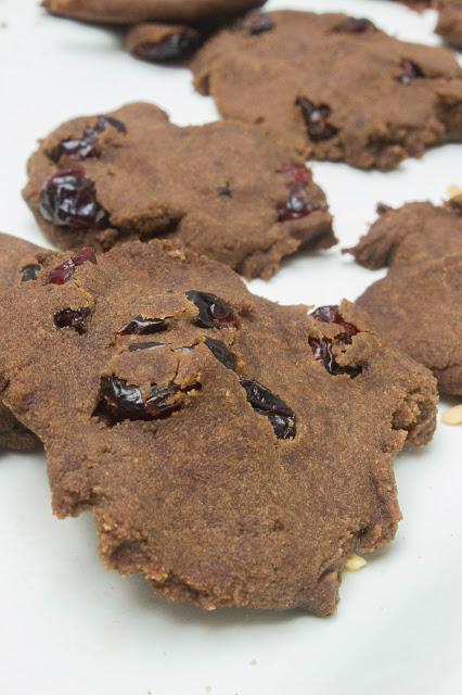 Galletas de algarroba y arándanos sin gluten, lactosa ni huevo