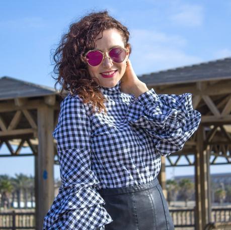 melage_boutique_fashion_blog_de_moda_blusa_cuadros_vichy_mangas_volante_cuello_perkins_shein_falda_cuero_negra_asos_como_combinar_botas_blancas_mango_bolso_chloe