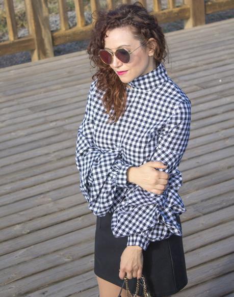 melage_boutique_fashion_blog_de_moda_blusa_cuadros_vichy_mangas_volante_cuello_perkins_shein_falda_cuero_negra_asos_como_combinar_botas_blancas_mango_bolso_chloe