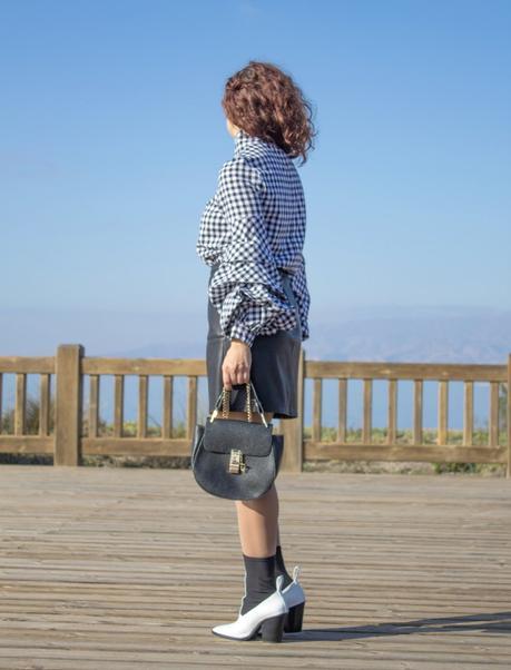 melage_boutique_fashion_blog_de_moda_blusa_cuadros_vichy_mangas_volante_cuello_perkins_shein_falda_cuero_negra_asos_como_combinar_botas_blancas_mango_bolso_chloe