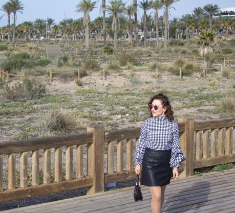 melage_boutique_fashion_blog_de_moda_blusa_cuadros_vichy_mangas_volante_cuello_perkins_shein_falda_cuero_negra_asos_como_combinar_botas_blancas_mango_bolso_chloe