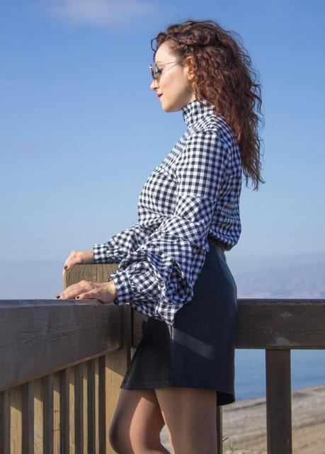 melage_boutique_fashion_blog_de_moda_blusa_cuadros_vichy_mangas_volante_cuello_perkins_shein_falda_cuero_negra_asos_como_combinar_botas_blancas_mango_bolso_chloe