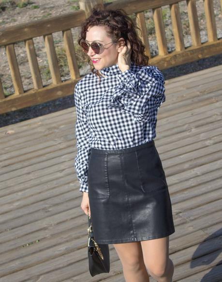 melage_boutique_fashion_blog_de_moda_blusa_cuadros_vichy_mangas_volante_cuello_perkins_shein_falda_cuero_negra_asos_como_combinar_botas_blancas_mango_bolso_chloe